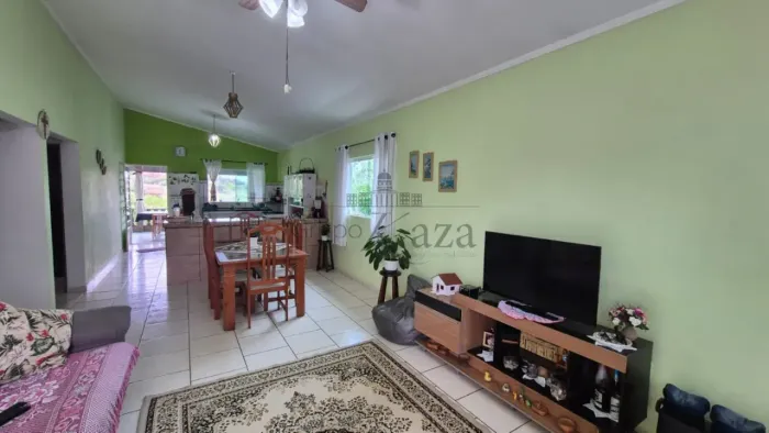 Oportunidade - Chácara - Chácaras Rurais Guararema - Jacareí - 2 Dormitórios - 160m².