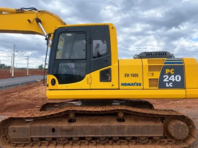 Escavadeira Hidráulica Komatsu 240 Ano 2011 14.000 Horas Reformada