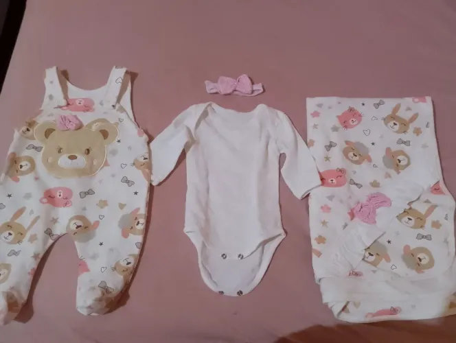 Vendo saída de maternidade para menina