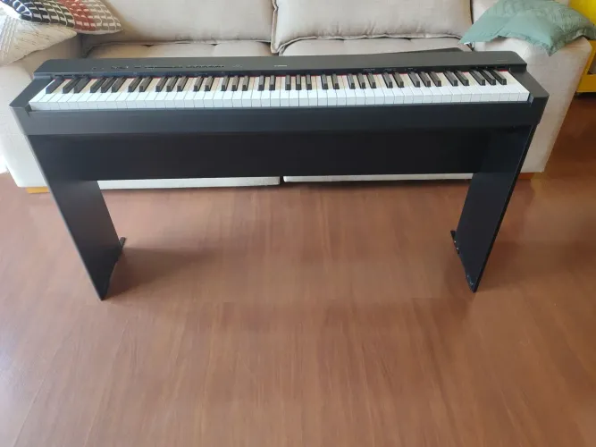 Yamaha P-225 Completo: Piano Digital + Móvel + Bag (Estado de Novo)