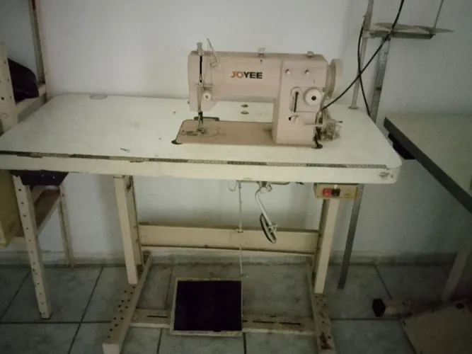 Máquina de costura zigue zague e reta industrial.
