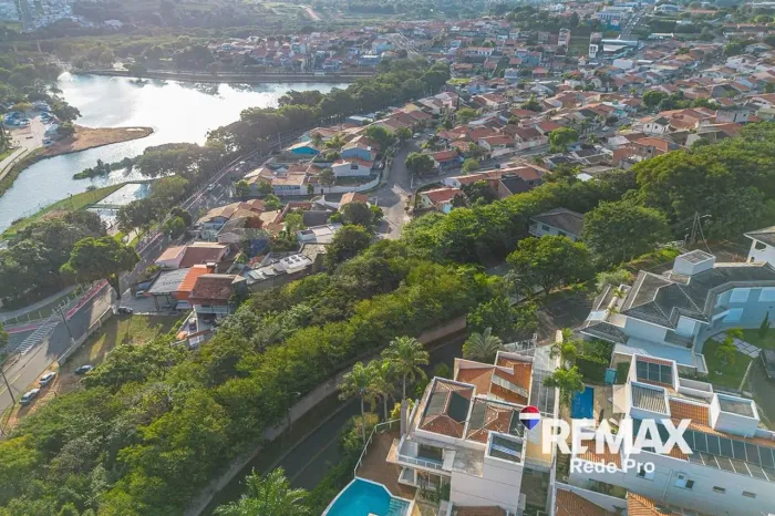 Casa de condomínio, 4 quartos, 402 m² de área útil, piscina e segurança, para locação.