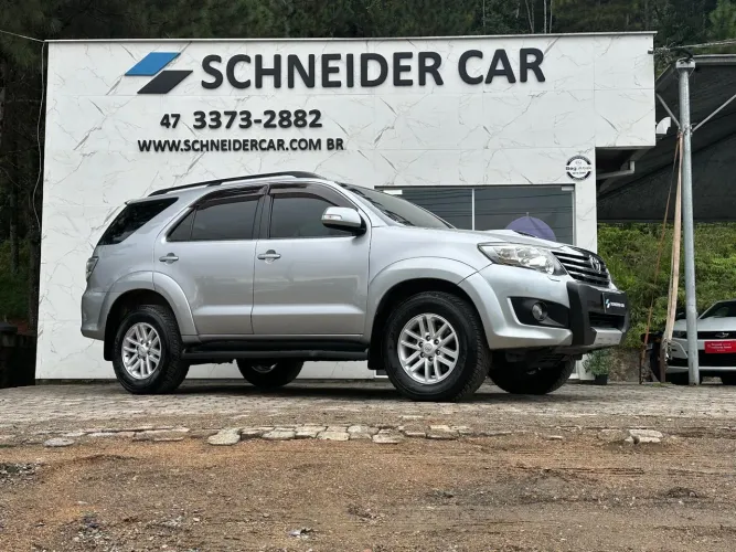Toyota Hilux SW4 SRV D4-d 4X4 3.0 TDI Dies. AUT 2015