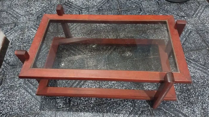 Mesa de centro quadrada com vidro.Perfeita