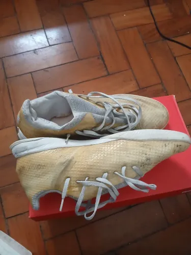 Chuteira adidas de futsal!! Semi nova, sem nenhuma marca de rasgo, ou danificada.