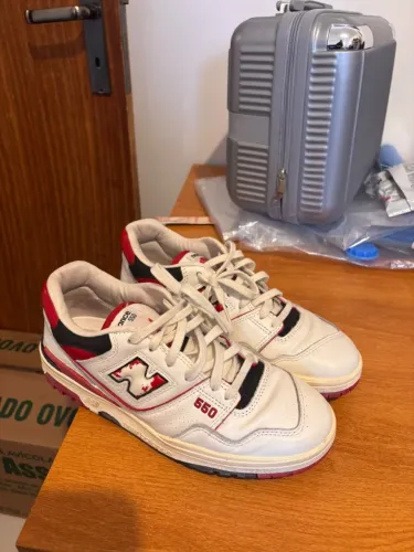 TÊNIS NEW BALANCE 550 BRANCO/VERMELHO VINTAGE