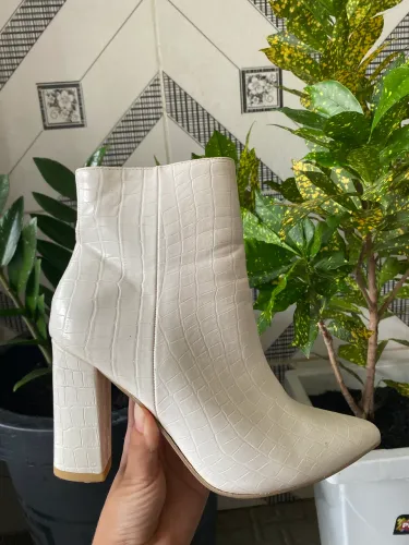 BOTA COM SALTO BRANCO