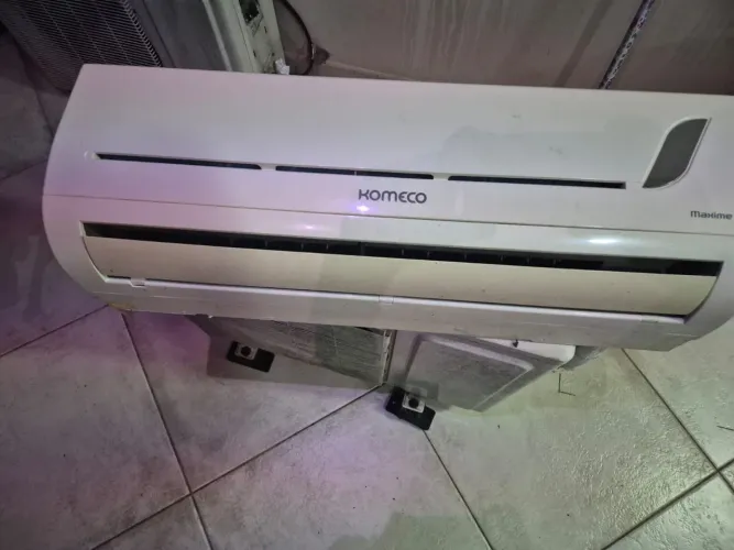 Ar-condicionado Komeco 12.000 BTUs - Quente e Frio