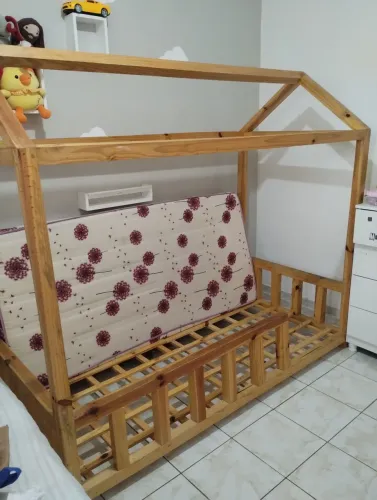 Cama Montessoriana de Casinha (com colchão)