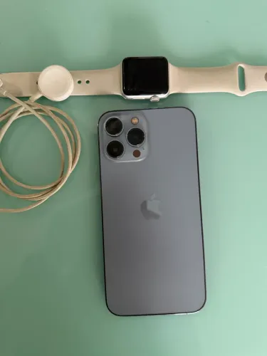Vendo iPhone 13 Pro Max 256GB em ótimo estado com Apple Watch SE 3