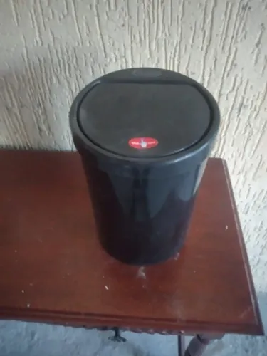 Lixeira de Plástico com Tampa
