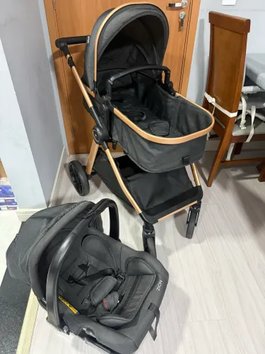 CARRINHO COM BEBÊ CONFORTO INFANTI ROMANZZO DUO PRETO E BRONZE