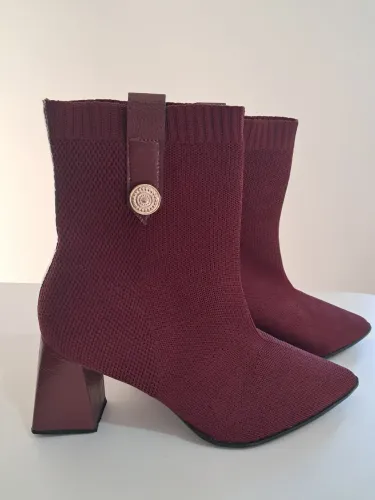 Bota com salto vinho