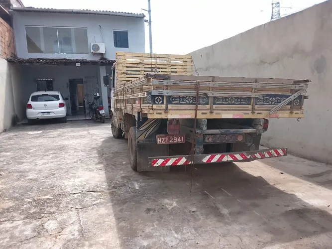 Vende-se caminhão carroceria madeira