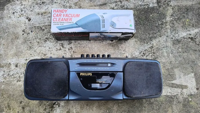 Rádio toca fitas Philips antigo, com aspirador de pó portátil