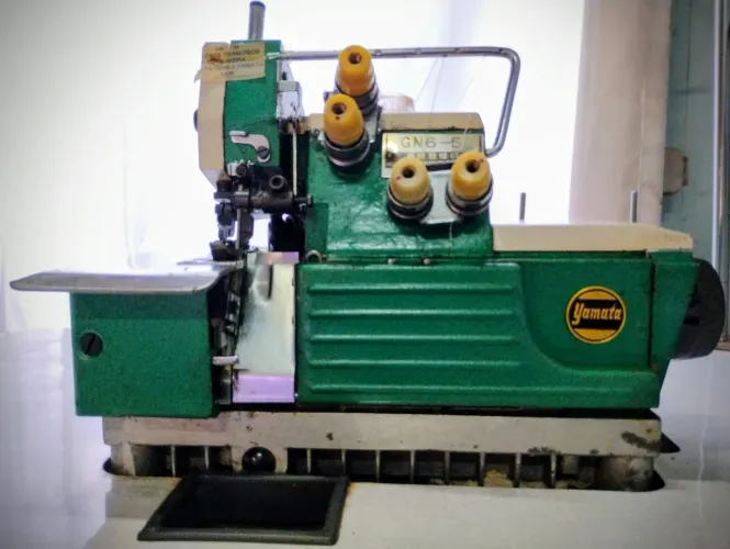 Máquina de costura interloque
