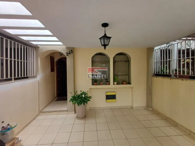 SOBRADO COM PORTÃO AUTOMÁTICO , BEM AMPLO E MODERNO , LOCALIZADO NO BAIRRO DA CASA VERDE ,