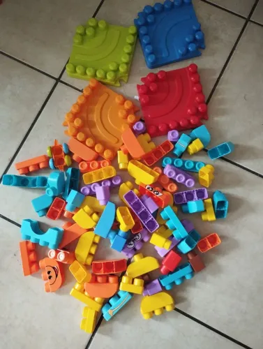 Brinquedo de montar Lego com a mesinha
