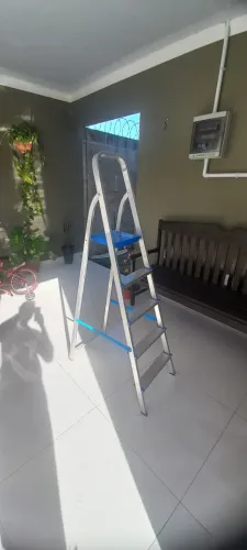 Escada de Alumínio Mor 5 Degraus - Super Conservada (Suporta até 120kg)