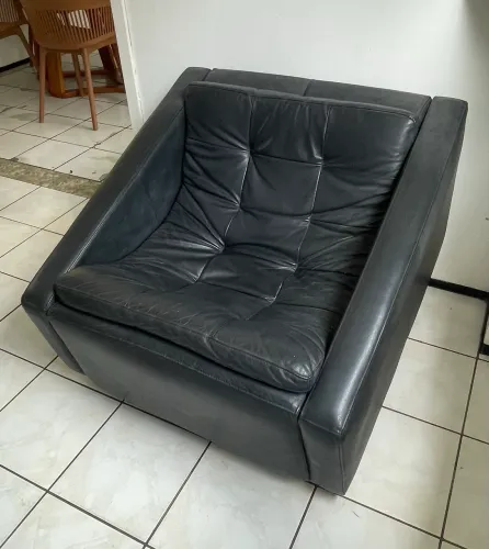 Vendo poltronas de couro , giratórias da marca Salvatore.
