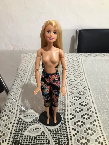 Boneca Barbie mede to move suporte não incluso