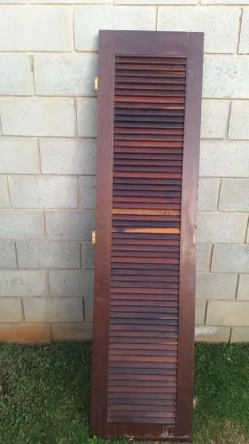 Portas de armário de madeira tipo veneziana