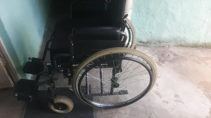 Cadeira de rodas semi nova