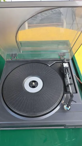 Toca disco PHILCO HITACHI com agulha.