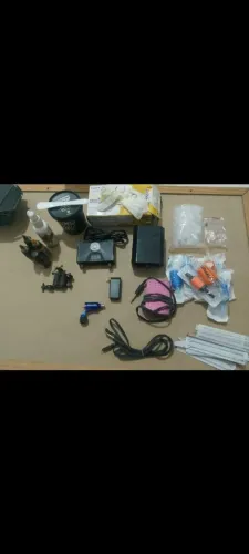 Kit com máquinas de tatuar bobina e rotativa