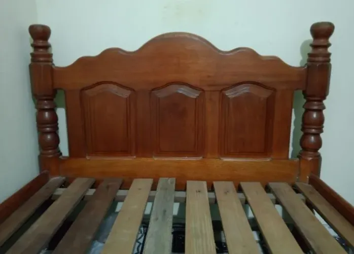 Vende-se cama de madeira