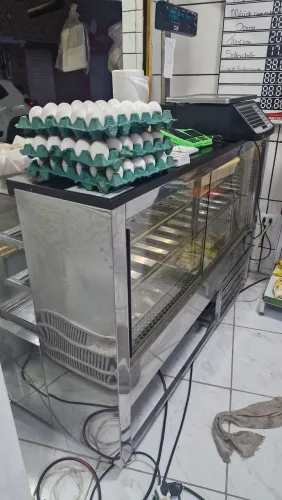 BALCÃO DE TORTA E DOCES TODO EM VIDRO E INOX E MÁRMORE