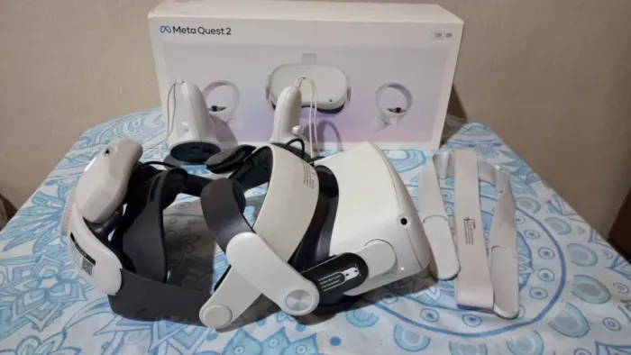 Oculus Quest 2 128 GB + Strap BoboVR M2 PRO com bateria 5200 mAh