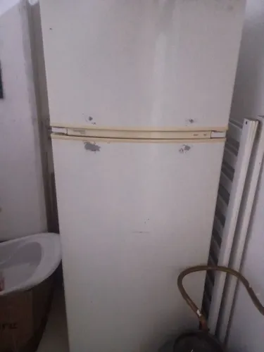 Vendo geladeira com defeito congela e descongela sozinho