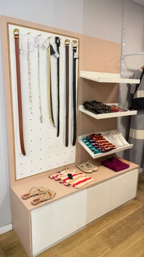 Móvel expositor para loja (calçados, roupas, bolsas e acessórios)