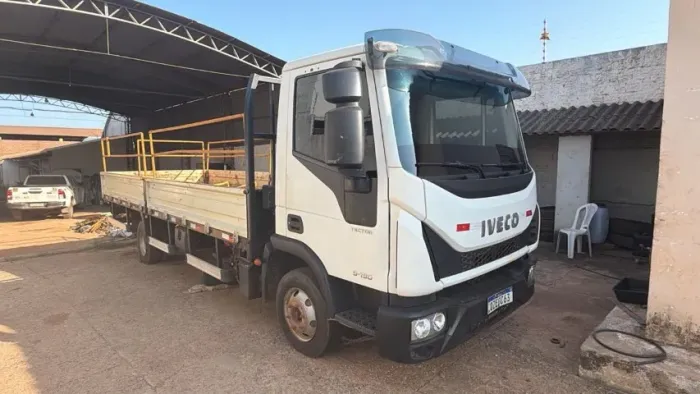 Iveco Tector Caminhão com Carroceria Aberta - 98.926 km