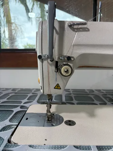 Máquina de costura Reta Yamata