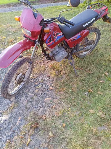 Vende se moto para trilha