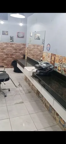 Bancada de granito com 6 gaveteiro e uma pia central excelente para barbearia