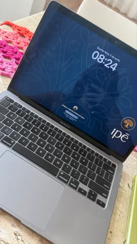 Macbook M1 muito novo usado com capa está sem detalhes, comprado faz 1 ano e meio