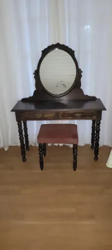 Penteadeira antiga, 1975, estilo colonial, com banqueta estofada.