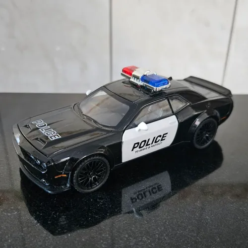 Miniatura Dodge Challenger 1/32 - com luz e som, abre portas e fricção