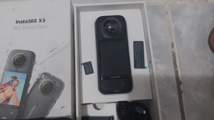 Câmera Insta360 X3 com duas baterias case e película aceito cartão