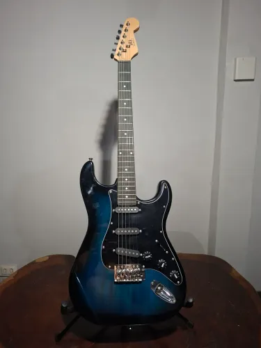 Guitarra Konig Stratocaster