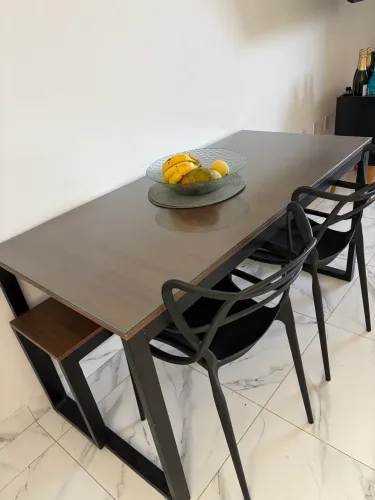 Mesa Mdf com tampo de vidro com bancos e cadeiras