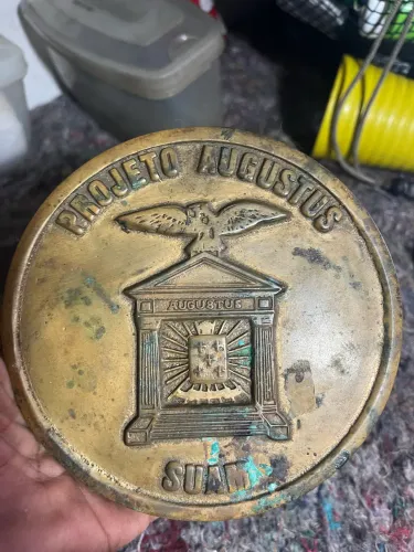 Medalhão antigo de metal