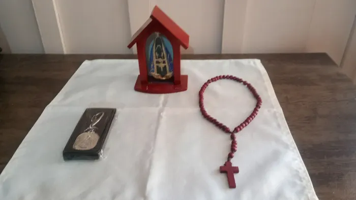 Mês de Maria - Capelinha Nossa Senhora Aparecida + Chaveiro Metal + Terço Madeira 