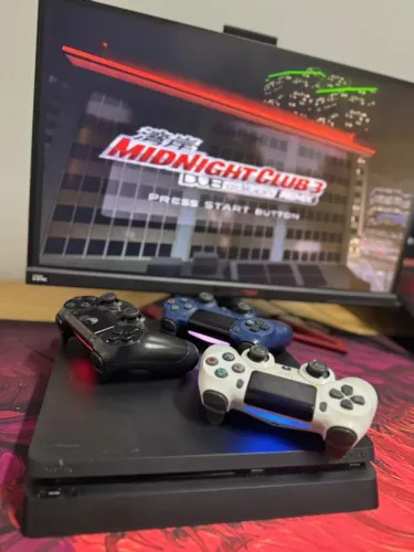 PS4 Slim 500GB Desbloqueado com Jogos e 3 Controles