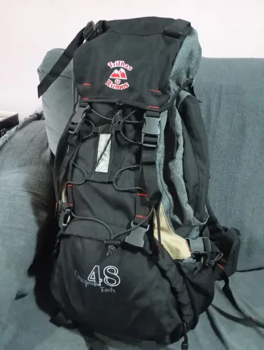Mochila trilhas e rumos 48L preto e cinza trekking montanha viagem escalada