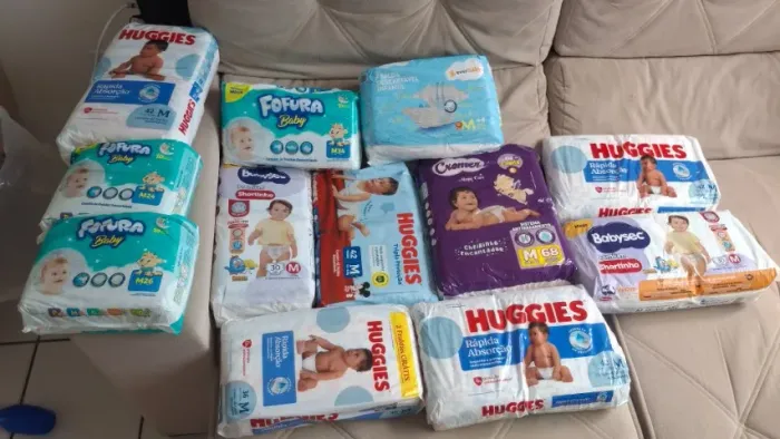 12 pacotes de fralda novos e na validade - tamanho M