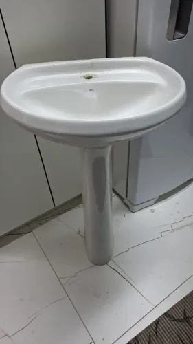Pia com pedestal de banheiro Deca
